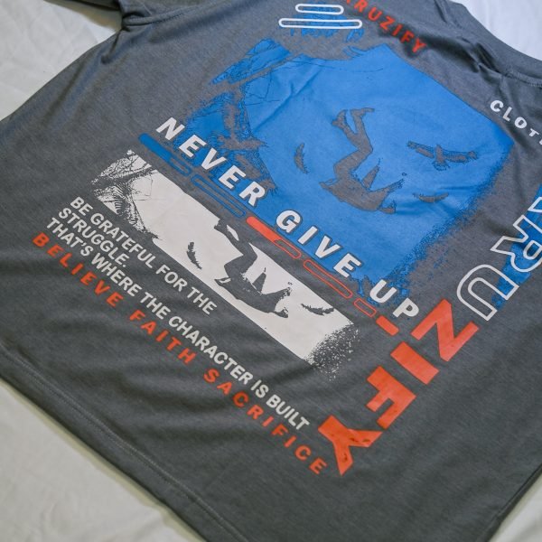 'NEVER GIVE UP' Tee Calm Grey