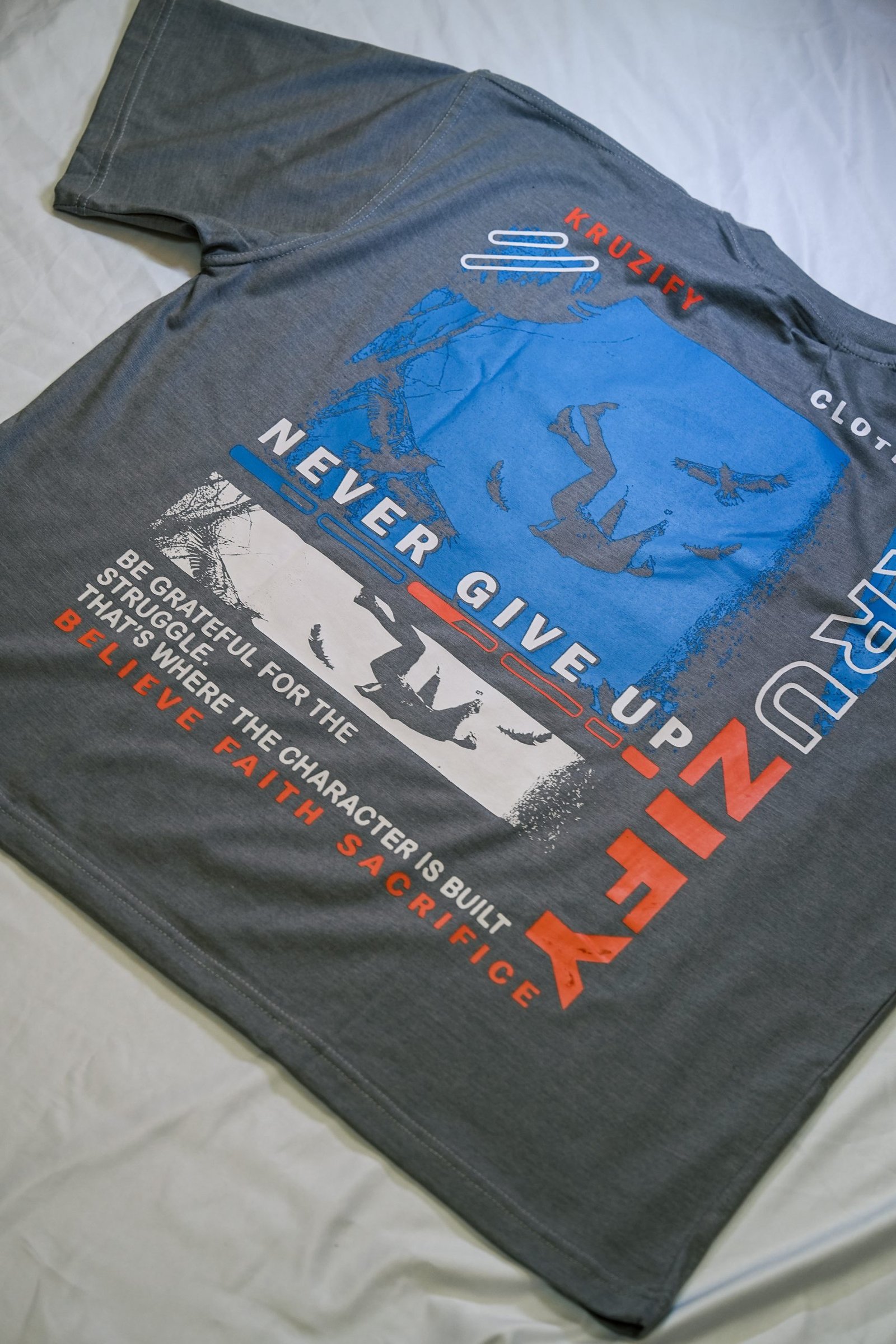 'NEVER GIVE UP' Tee Calm Grey